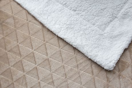 Microflanel blanket with sherpa Triangle beige image 2