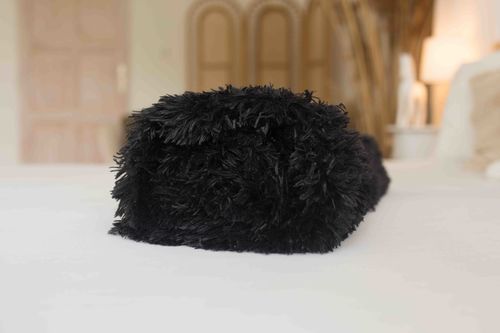 Deka s dlouhým vlasem černá malá