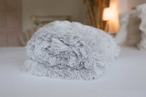 Deka s dlouhým vlasem světle šedá malá