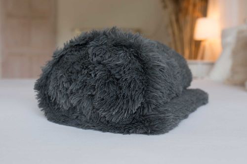 Deka s dlouhým vlasem tmavě šedá